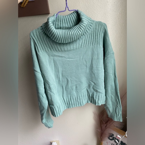 New w/o Tags! Sea foam turtleneck crop sweater - Picture 2 of 3